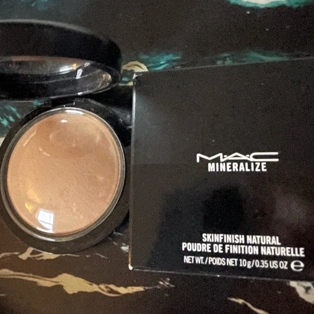 NIB MAC Mineralize Skinfinish Natural Face Powder in Medium Golden - Picture 2 of 8